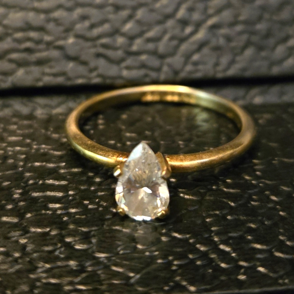 Elegant gold ring with clear stone